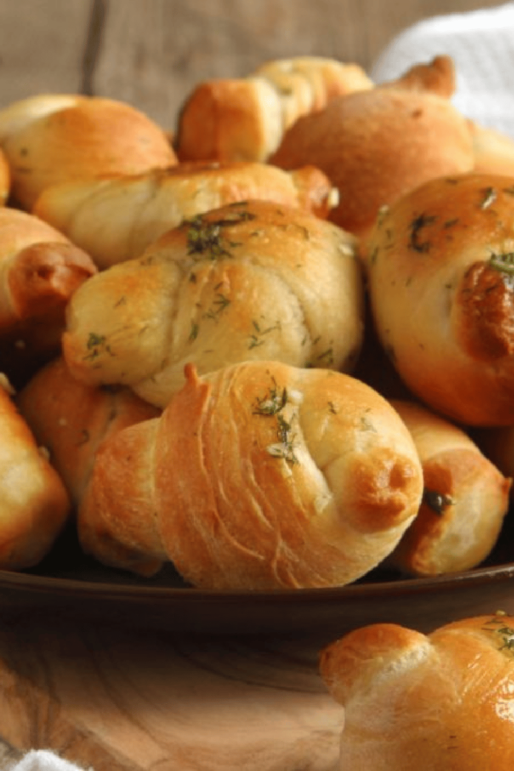 easy garlic knots baked on cutting board ready to be served