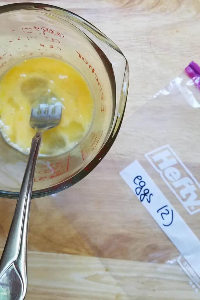 freezing raw eggs in zipper bag